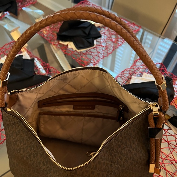 !!NWOT!!! Michael Kors Signature Brown/Tan Handbag (w/o tag) - Picture 3 of 9
